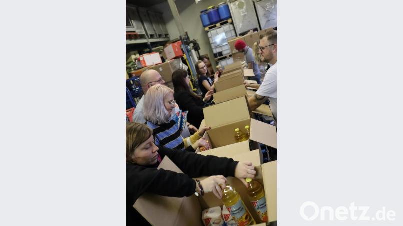Die &quot;Packstraße&quot; der Pfadfinder Windischeschenbach für die Weihnachtstrucker-Aktion im letzten Jahr. Wer nicht packen möchte, kann Geld geben. Bild: wrm