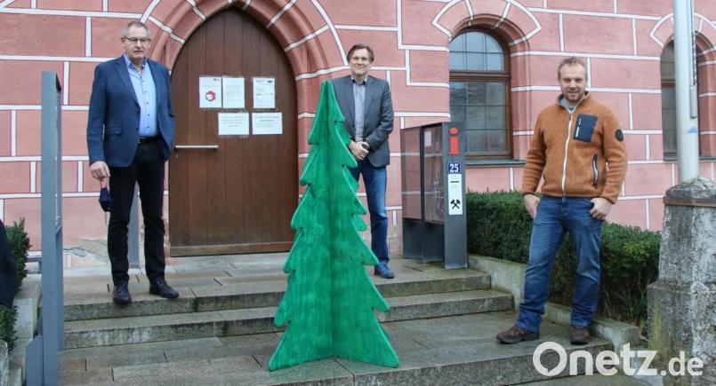 Pro-Su-Ro-Vorsitzender Kurt von Klenck (links) und Christian Weiß (Rosenberger Dorfweihnacht/rechts) präsentieren dem Leiter des Ernst-Naegelsbach-Hauses Stefan Reither den Wunschbaum für die gleichnamige Aktion. Bild: Nina Mutzbauer
