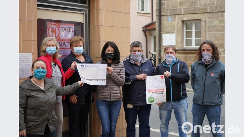 Die Vertreter der IG-Metall-Vertrauenskörper überreichten 1145 Euro ans Tafel-Team in Kemnath Bild: stg