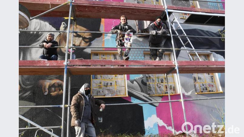 Eine Woche lang werkelten die Graffitikünstler an der Neugestaltung der Fassade des Jugendzentrums; (von links) die Sprayer &quot;Riser&quot;, &quot;Skate&quot; und &quot;Fokus&quot; aus dem Raum Nürnberg und Valera Westfal (&quot;Zis&quot;) aus Weiden. Bild: Gabi Schönberger