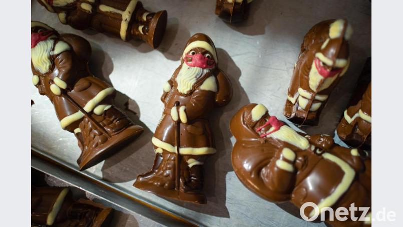 Konditormeister Häcker aus Bad Königshofen hatte mit der Herstellung eines Schoko-Weihnachtsmanns mit Mund-Nasen-Schutz einen Shitstorm im Internet ausgelöst. Mittlerweile erhält die Konditorei sehr viel Zuspruch für ihre schokoladige Aktion. Bild: Nicolas Armer/dpa