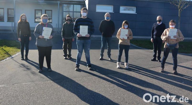 Zertifikaten des Staatsministeriums für Familie, Arbeit und Soziales erhielten die vier Fachkräfte für Lagerlogistik (vorne, von links) Anna Kolb, Rainer Sladky, Clara Schröder und Joelynn Bäuml. Dazu gratulierten (hinten, von links) Sozialpädagogin Tamara Sommer, Werkstattrat Peter Moller, Maximilian Schmid (Leitung Begleitender Dienst) und Einrichtungsleiter Dr. Karl Kick. Bild: jr