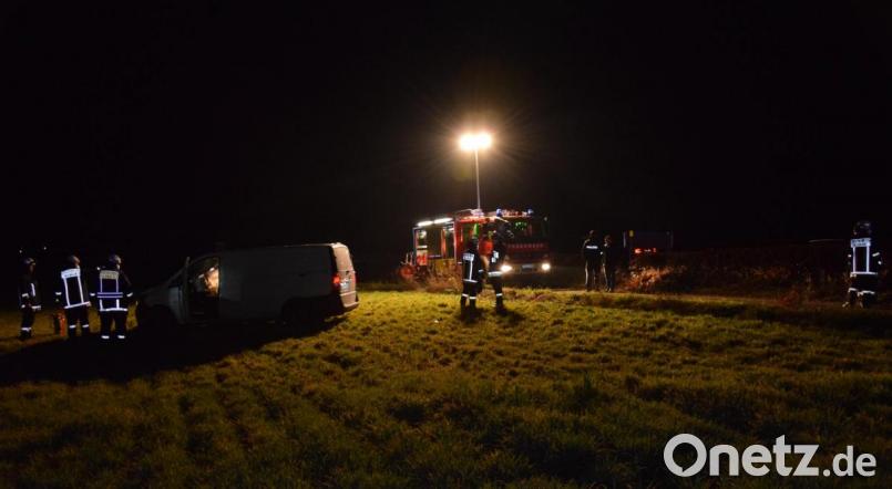 Ein Fahrzeuglenker war am Mittwochabend mit einem Mercedes Vito über die „Immenreuther Kreuzung“ gefahren und erst in einer Wiese zum Stillstand gekommen. Bild: mde
