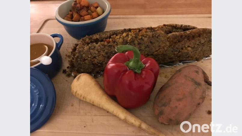 Fest in Alufolie gerollt wird die Quinoa-Maronen-Roulade gebacken. Bild:  Michael Schiffer