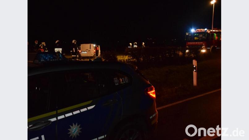 Ein Fahrzeuglenker war am Mittwochabend mit einem Mercedes Vito über die „Immenreuther Kreuzung“ gefahren und erst in einer Wiese zum Stillstand gekommen. Bild: mde