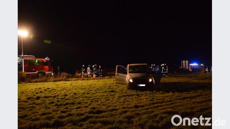 Ein Fahrzeuglenker war am Mittwochabend mit einem Mercedes Vito über die „Immenreuther Kreuzung“ gefahren und erst in einer Wiese zum Stillstand gekommen. Bild: mde