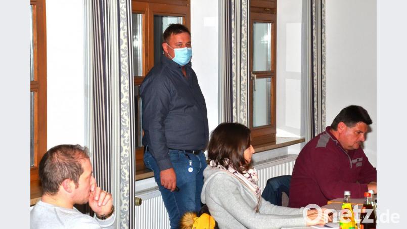 Persönlich informiert Unternehmer Stefan Voit (stehend) die Waidhauser Markträte über sein im Ortsteil Ödhäuser/Am Spatwerk geplantes Straßenprojekt. Bild: fjo