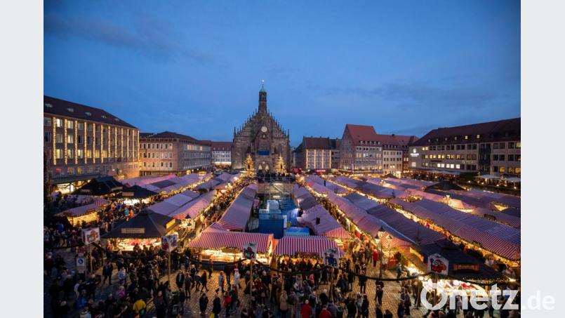 Heiliger Abend und der Nürnberger Christkindlesmarkt: Das gehört für die Autorin untrennbar zusammen. Dieses Jahr fällt der beliebte Weihnachtsmarkt den Coronabeschränkungen zum Opfer. Bild: Daniel Karmann/dpa