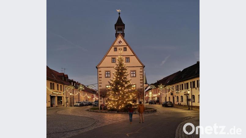 Der Probelauf begeistert schon die ersten Passanten. Ab dem ersten Advent werden der Christbaum mitsamt der Beleuchtung am Markt- und am Marienplatz sowie in den beiden Torstraßen täglich in den Abend- und frühen Morgenstunden die Bürger erfreuen. Bild: sne