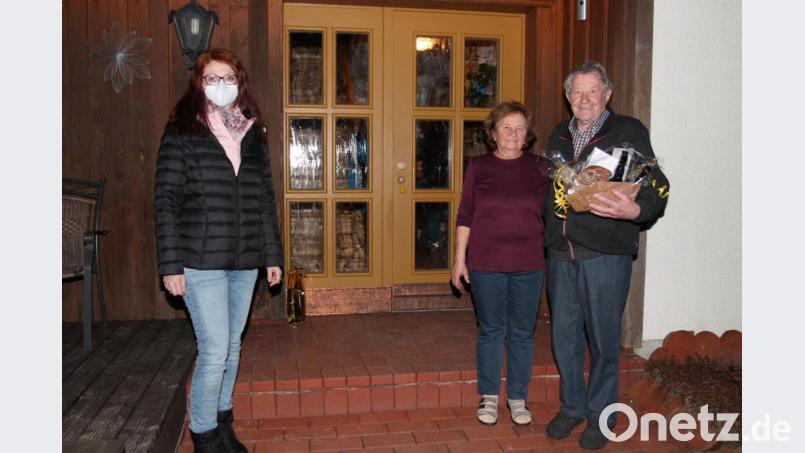 Ludwig Herrmann (mit Ehefrau Maria) erhält zum 80. Geburtstag Glückwünsche in Hülle und Fülle, hier von Bürgermeisterin Marina Hirnet. Bild: pi