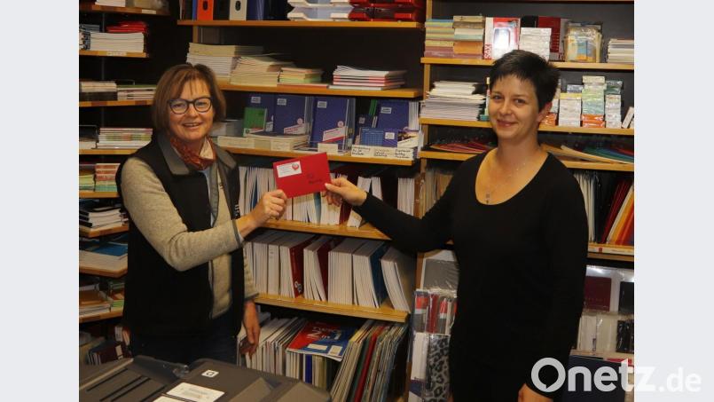 Michaela Engelhardt übergibt den Hauptpreis von 250 Euro an die Gewinnerin Marina Lippert (rechts). Bild: mfh