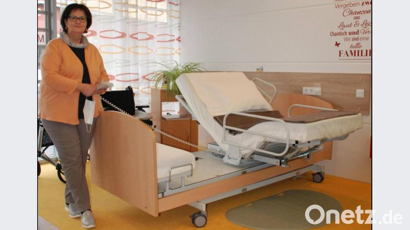 Elektrische Aufstehhilfen unterstützen nicht nur die liegende Person, sondern entlasten auch Pflegepersonen. Bild: cvl