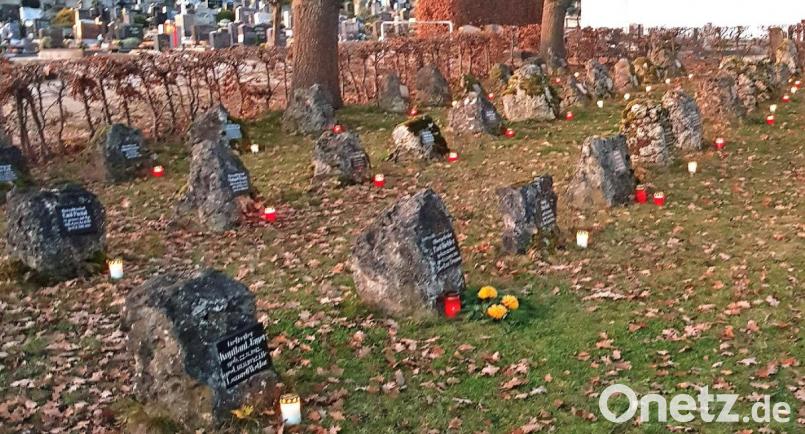 Lichter und Blumen schmücken die Soldatengräber am alten Friedhof in Sulzbach. Bild: DiLa