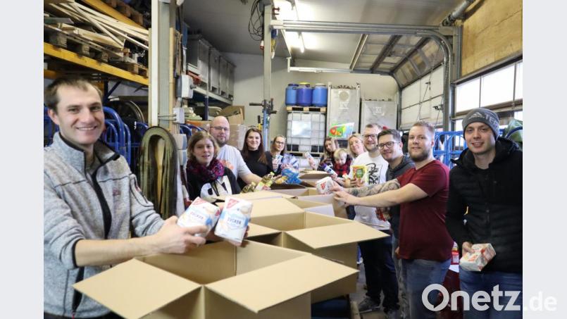 Die Packstraße der Pfadfinder Windischeschenbach für die Weihnachtstrucker-Aktion im letzten Jahr - so kann es 2020 leider nicht über die Bühne gehen. Dennoch helfen die Pfadfinder - nur etwas anders. Die Helfer hoffen auf große Unterstützung aus der Bevölkerun. Archivbild: wrm