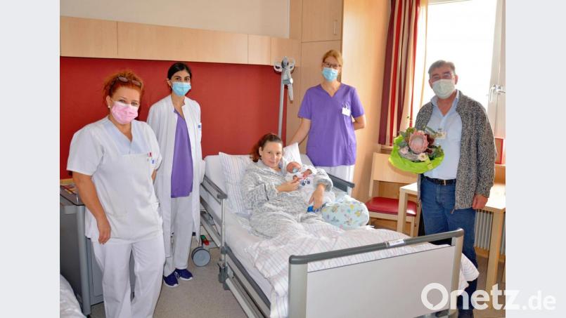 Das 600. Baby des Jahres wurde im Krankenhaus St. Barbara standesgemäß begrüßt. Zu den ersten Gratulanten zählten der stellvertretende Geschäftsführer Michael Enzmann, Hebamme Christiane Hinum, die bei der Geburt anwesende Ärztin Antigoni Hadjiiona und Stationsleitung Ute Hilpert (von rechts). Bild: Claudia Seitz/exb