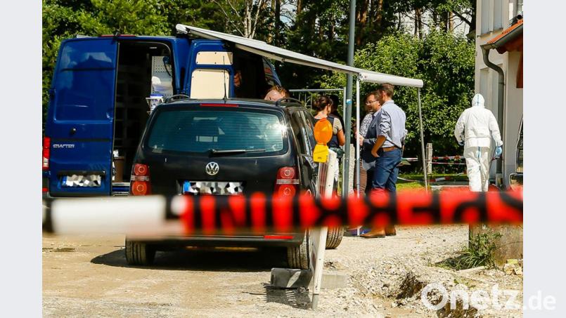 In einem Einfamilienhaus in Büchelkühn (Stadt Schwandorf) hatte die Polizei zwei Tote gefunden. Bild: Clemens Hösamer