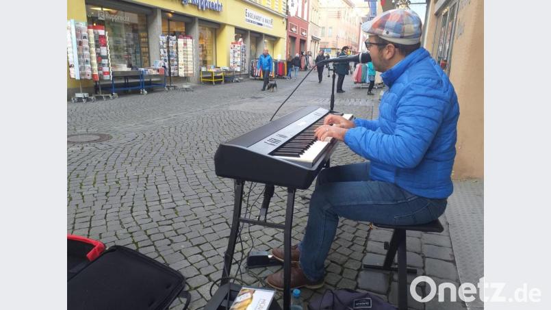 Auch Berufsmusiker Roland Hegedus verdient sein Geld wegen Corona im Moment als Straßenmusiker. Bild: tk