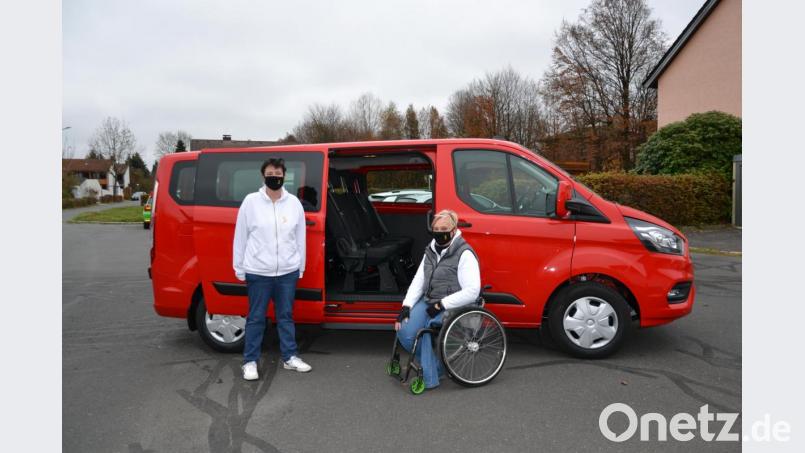 Martina Sötje und Alexandra Keller (von rechts) präsentieren den neuen Bus der Selbsthilfegruppe Behinderte und Nichtbehinderte (SHG), der durch die AktionMensch bezuschusst wurde. Bild: kaz