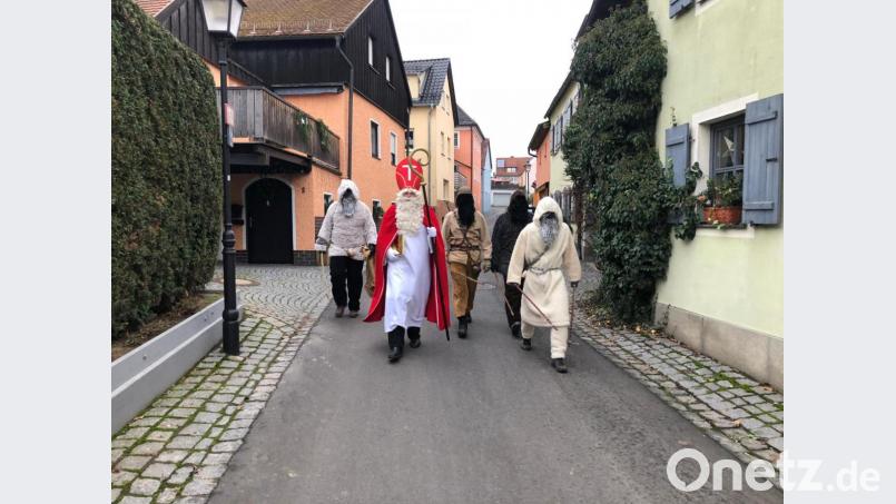 Ähnlich wie hier auf diesem Archivbild wird der Nikolaus und sein Knecht Ruprecht am Samstag, 5. Dezember, ab 17 Uhr, durch die Konnersreuther Straßen ziehen und die Kinder und Familien aus sicherer Entfernung grüßen. Archivbild: jr