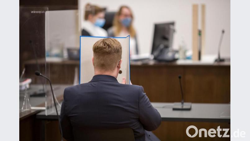 Wegen mutmaßlicher Pläne für einen rechtsgerichteten Terrorakt muss sich der 23-Jähriger vor Gericht verantworten. Die Staatsanwaltschaft wirft dem Mann die Vorbereitung einer schweren staatsgefährdenden Gewalttat vor. Er soll aus dem Umfeld einer Terrorgruppe stammen, die sich «Feuerkrieg Division» nennt. Bild: Daniel Karmann/dpa