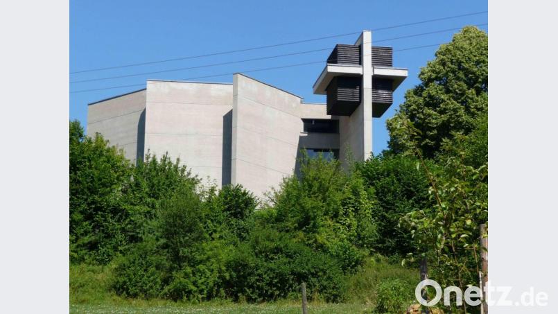 Vorherrschendes Gestaltungselement dieses eigenwilligen Sakralbaus im Osten von Etzelwang ist Beton. An die Stelle eines Turms ist ein in Kreuzesform ausgeprägter Glockenständer getreten. Archivbild: wsl