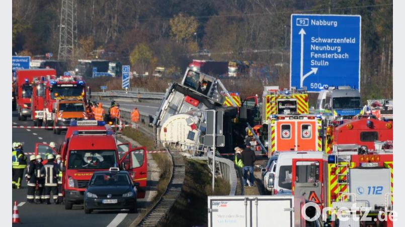 Mit einem Großaufgebot reagierten die Rettungskräfte nach einem Unfall auf der A 93 kurz vor der Ausfahrt Schwarzenfeld in nördlicher Richtung. Der Lastwagen hatte Lauge geladen, war havariert und auf die Mittelleitplanke der Autobahn gestürzt. Bild: Rudolf Hirsch