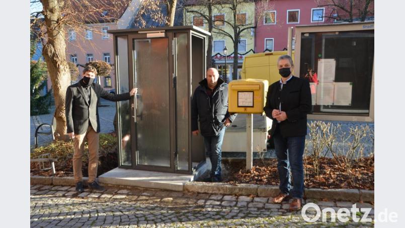 Es ist alles vorbereitet. Doch bis das öffentliche Bücherregal in Betrieb genommen werden kann, steht in den Sternen. Doch die Bürgermeister Andreas Wutzlhofer (rechts) und Uli Münchmeier (links) sowie Außendienstleiter Karl Frey freuen sich über die Anlieferung des kleinen Häuschens durch die Metallbaufirma Hartinger. Bild: dob
