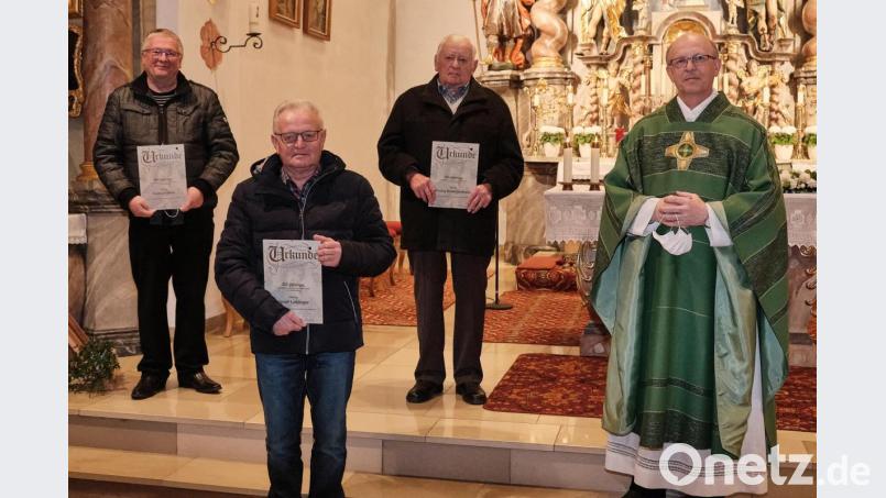 MMC-Pfarrpräses Herbert Rösl gratulierte den langjährigen Sodalen (von links) Helmut Kiesl und Josef Lobinger sowie Gründungsmitglied Georg Schottenheim. Bild: tkr