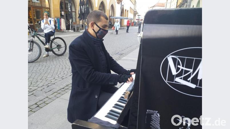 Dmitry Horbach sitzt an seinem fahrbaren Piano. Wenn der 31-Jährige aus Belarus, der eine klassische Musikausbildung genossen hat, in die Tasten greift, bleiben sogar Teenager stehen, um ein kurzes Video aufzunehmen. Bild: tk