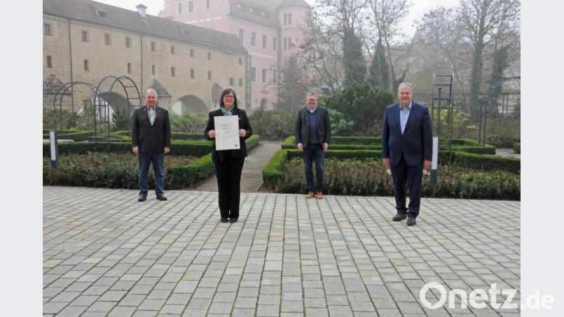 Bei der Übergabe der Auszeichnung (von links): Markus Dollacker (Vorsitzender Naturpark Hirschwald), Isabel Lautenschlager (Geschäftsführerin Naturpark Hirschwald), Oberbürgermeister Michael Cerny und Landrat Richard Reisinger. Bild: Christine Hollederer