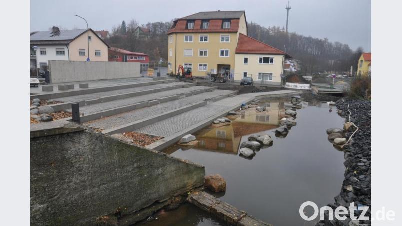 Im Zeitplan liegen die Arbeiten am neuen Platz La Ville du Bois. Nachdem die Pflasterarbeiten fast abgeschlossen sind, könnten heuer noch die Anpflanzungen erfolgen, hofft Bürgermeister Franz Stahl. Bild: ws
