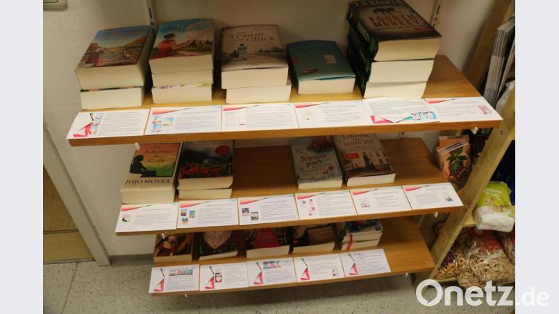 Die Reihen der beschriebenen Bücher haben sich gelichtet. Die Aktion &quot;Weinleseabend to go&quot; nehmen die Leser gut an. Bild: rpp