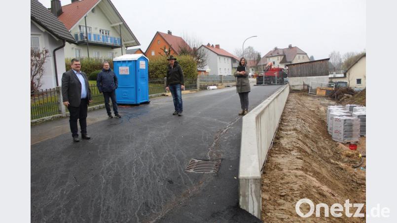 Nun hat die Kösseinestraße wieder ein „Gesicht“. Darüber freuen sich (von links) Ebnaths Zweiter Bürgermeister Michael Sticht, Albert Hofmann von der VG Neusorg, Bauleiter Erwin Schraml und Maja Ruesch vom Büro Wittmann aus Marktredwitz. Bild: soj