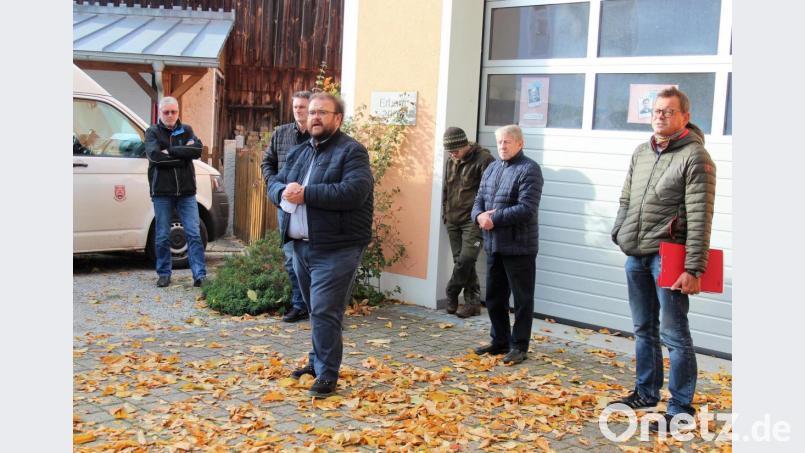 Bürgermeister Hans Walter (Dritter von links) hat seine Pläne für den Dorfgemeinschaftsplatz bei einer Versammlung in Reuth vorgestellt. Bild: stg