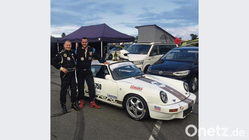 Oliver Neidull (links) und sein Fahrerkollege Christoph Lixl vor Neidulls Porsche 911 Carrera. Bild: Neidull/privat