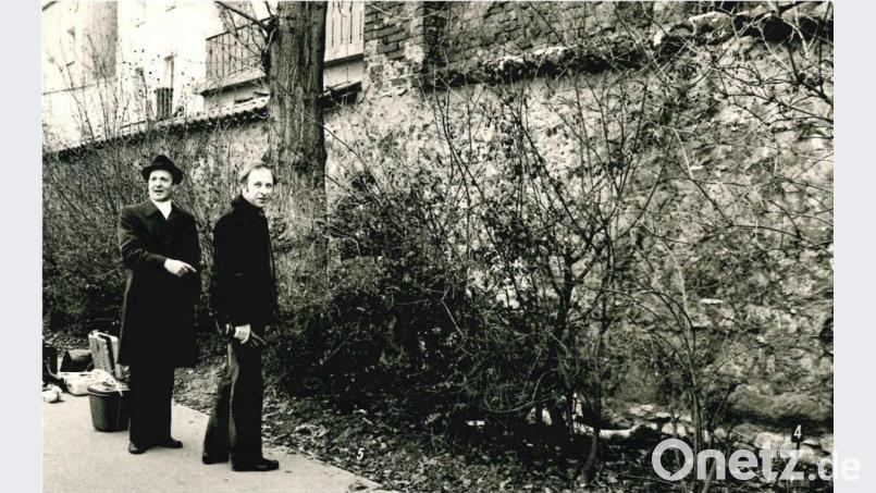 An dieser Stelle wurde Gertrud Kalweit am 20. März 1980 ermordet. Oberstaatsanwalt Klaus Pfannschmidt (links) und Hauptkommissar Josef Lettl ermitteln. Archivbild: Richard Heider
