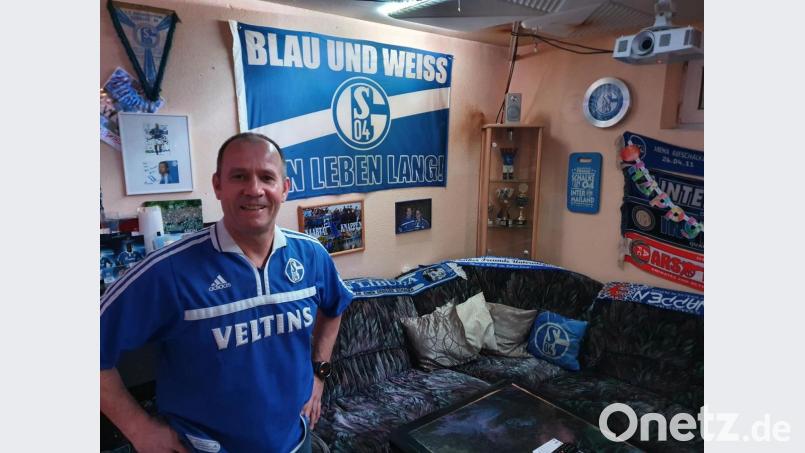 Stefan Milewski in seinem Schalke-Keller in Pfreimd. Bild: mr