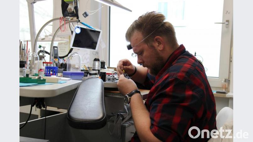 Uhrmacher Christopher Kreitl arbeitet mit kleinem Werkzeug, wenn er eine Uhr repariert. Manchmal braucht er eine Lupe, die er um seinen Kopf gespannt trägt, wenn er sie gerade nicht braucht. Bild: Susanne Forster