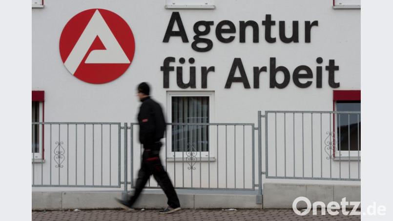 Laut Prognose des Instituts für Arbeitsmarkt- und Berufsforschung (IAB) wird 2020 die Arbeitslosigkeit im Arbeitsagenturbezirk Schwandorf um 2000 auf 8600 Erwerbslose steigen. Symbolbild: Sebastian Kahnert/dpa