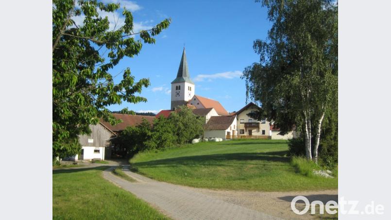 Blick auf die Wallfahrtskirche Sankt Marien in Pertolzhofen. Im Turm hängen drei Glocken, deren Klang am Sonntag, 22. November, in der Sendung &quot;Zwölfuhrläuten&quot; im Radio zu hören ist. Archivbild: Portner