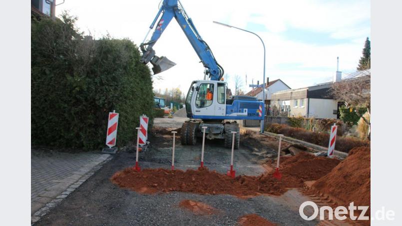 Der traditionelle Spatenstich zur Sanierung der Hopfenoher Straße entfällt wegen der Pandemie. Stattdessen stehen fünf Schaufeln symbolisch im Sand. Bild: sne