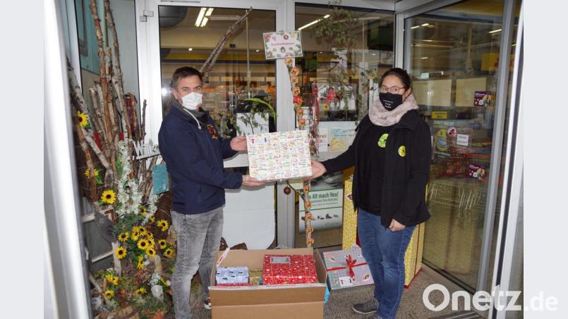13 Weihnachtspäckchen der Kulmainer Löschzwerge stellen Sandra Schraml und Alexander Danzer mit in den Eingangsbereich des Dorfladens, wo ein kleiner Stand für die Aktion der Feuerdrachen aufgebaut ist. Die bereits erreichte Zielmarke 100 dürfte bis zum 1. Dezember noch etwas nach oben klettern. Bild: bkr