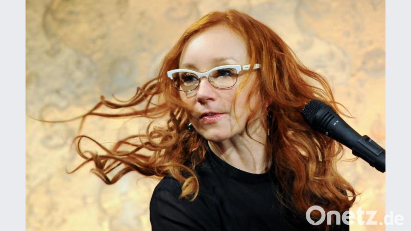 In ihrem aktuellen Buch erzählt die starke Frau und Künstlerin Tori Amos anhand von über 30 Songs von ihren wichtigsten Lebensstationen mal lyrisch, mal provozierend, aber immer offen und ehrlich. Bild:  Britta Pedersen/dpa