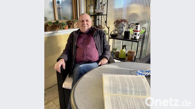 Sein Eckerl auf der Terrasse: Alfons Sier kann den freien Blick bis nach Leuchtenberg in Zukunft so oft genießen, wie er mag. Der Geschäftsleiter der Stadt ist im Ruhestand. Bild: Eichl