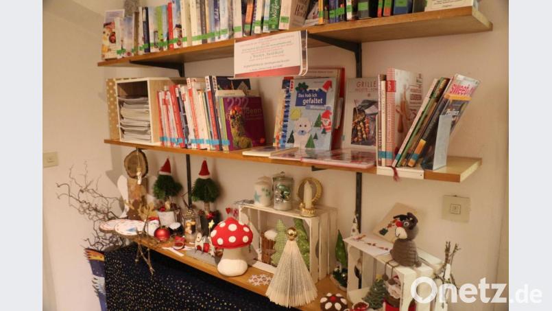 Auch zur Winteraktion ist das Aktionsregal bereits aufgebaut. Neben Romanen und Bastelbüchern gibt es Rezepthefte und auch Dekorationsartikel aus den bereitgestellten Büchern. Bild: rpp