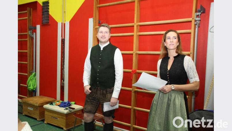Daniela Juraske und Tobias Schmid baten das Gremium erfolgreich um einen Zuschuss für die neue Tracht der Blaskapelle Teunz. Bild: frd