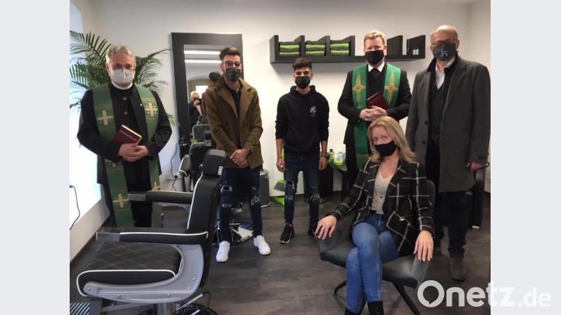 Martina Eibisch (sitzend), Bürgermeister Roman Schäffler und die beiden Pfarrer Thomas Kraus und Dirk Grafe (hinten von rechts) wünschten Yusuf Güdük (Dritter von rechts) viel Erfolg mit seinem neu eröffneten Barbershop. Bild: jzk