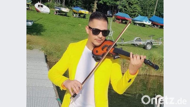 Daniel Boldi versteht die Geige als seine Berufung. Auf dem Bild hat er seine fünfsaitige Geige im Anschlag. Bild: Bianca Lacatus/exb