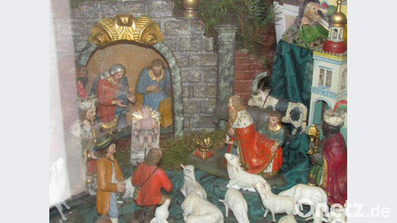 Diese Krippe ist in der Jahnstraße im Antiquitätengeschäft Rothballer zu sehen. Glanzpunkt der mehr als zehn dort zu sehenden Krippen ist sicherlich eine Darstellung der Geburt Christi aus den Jahren vor 1900. Bild: is