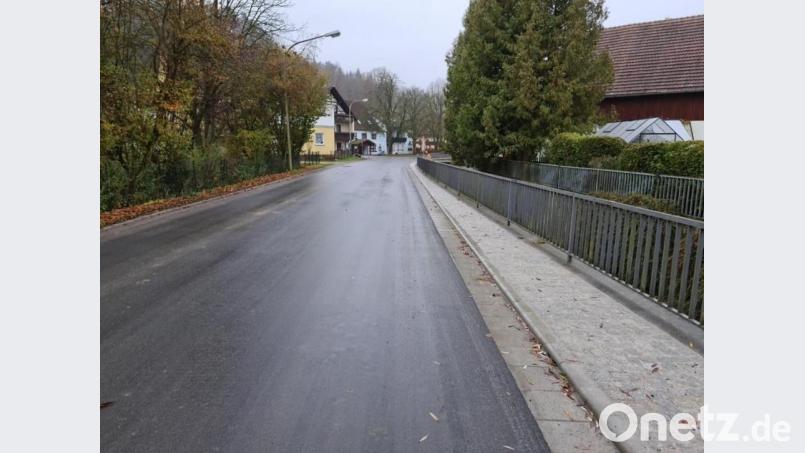 Der Belag ist drauf und somit die Sanierung der Dorfstraße Kirchenreinbach abgeschlossen. Bild: exb